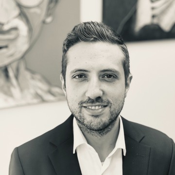 Portrait d'Ata Önat, co-fondateur d'ANA Studio